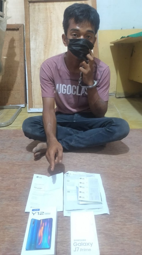 Tersangka Dani menunjukkan barang bukti