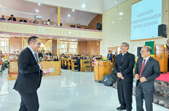 Bupati Taput Hadiri Pesta Pembangunan Kantor HKBP  Distrik II  Silindung