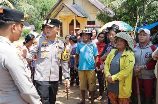 Respons Cepat Polres Tapteng, 60 Keluarga Korban Banjir Terima Bantuan Usai Viral di Medsos