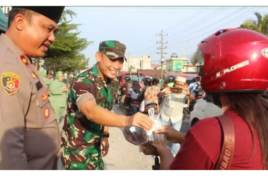 Solid di Bulan Ramadan, Kodim 0207/Simalungun dan Polres Simalungun Kompak Berbagi Takjil di Jalan Asahan