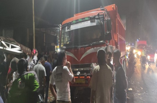 Truk Tabrak 6 Kendaraan, Korbannya Dibawa ke Rumah Sakit