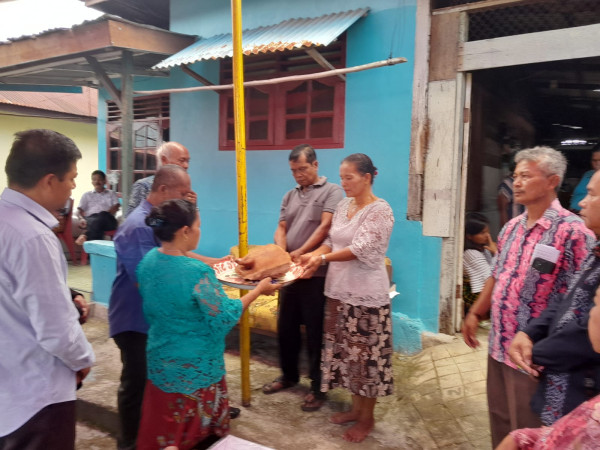 Kel. R Simanjuntak/ br Sinaga (Ama Kristin) saat menerima jambar suhut dari penetua adat.